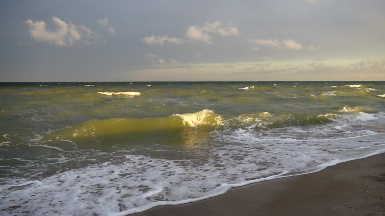 夏天海滩上的海浪。缓慢的运动。视频素材