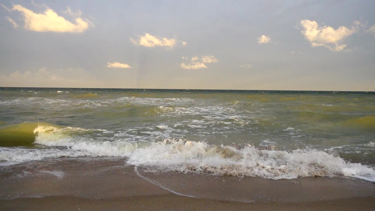 夏天海滩上的海浪。缓慢的运动。视频素材