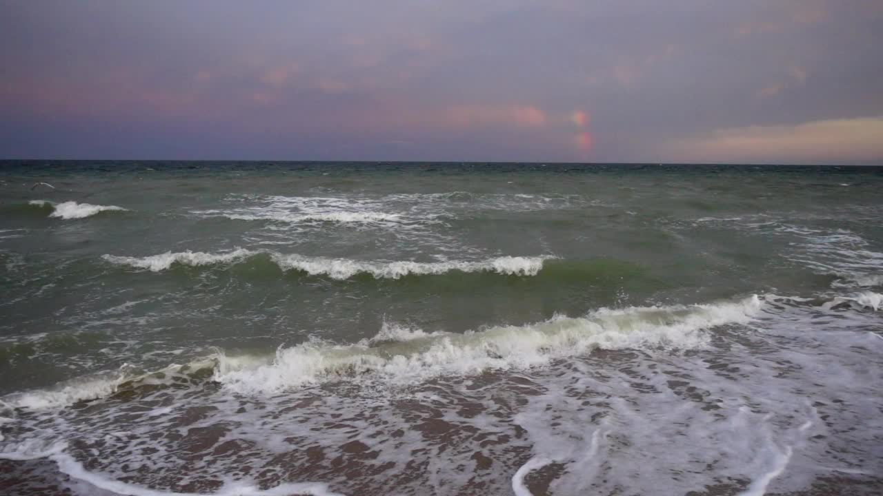 夏天海滩上的海浪。缓慢的运动。视频素材