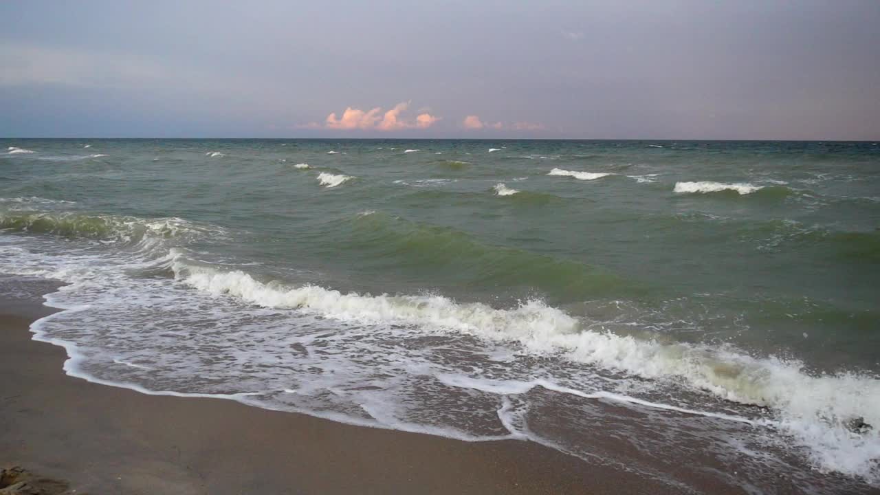 夏天海滩上的海浪。缓慢的运动。视频素材