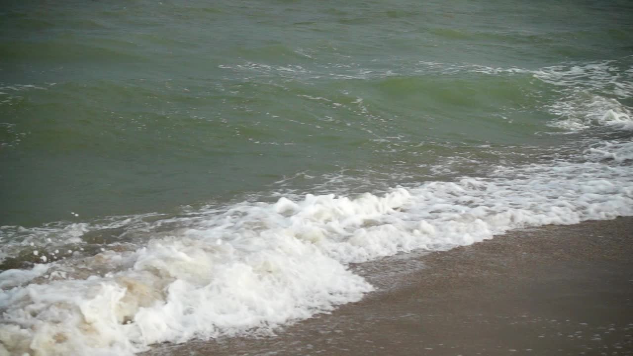 夏天海滩上的海浪。缓慢的运动。视频素材