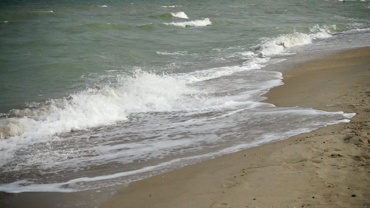 夏天海滩上的海浪。缓慢的运动。视频素材