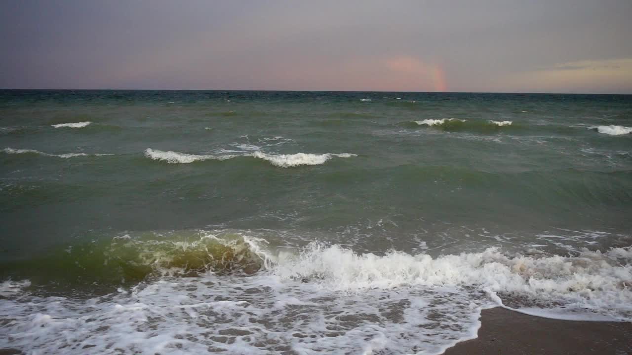 夏天海滩上的海浪。缓慢的运动。视频素材