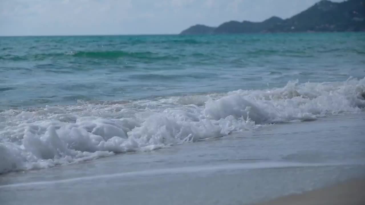 海滩上海浪的慢镜头视频素材