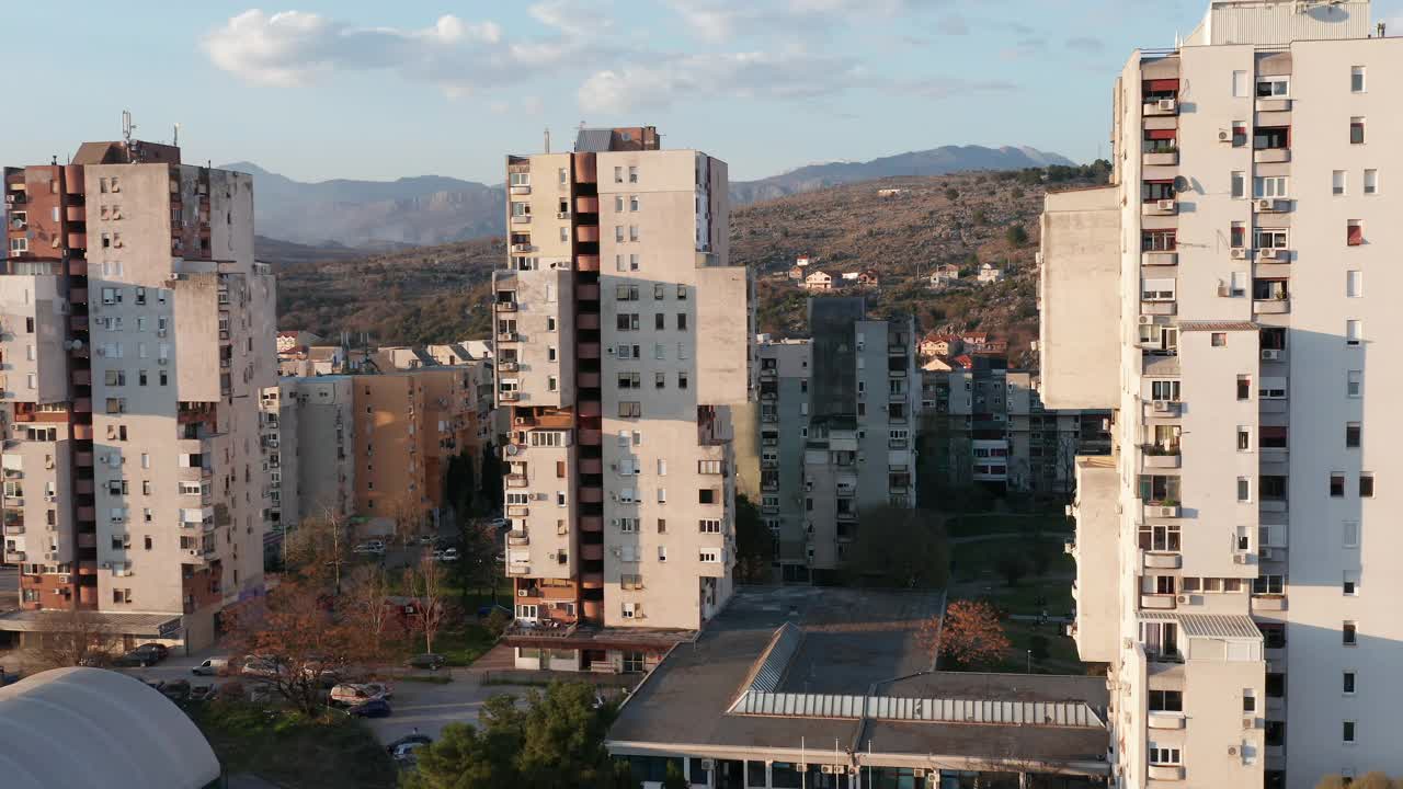 大城市中的高层公寓建筑:住宅摩天大楼，城市密度和规划。公共住房项目-在波德戈里察，黑山，欧洲的塔楼形式的公寓综合体。视频下载