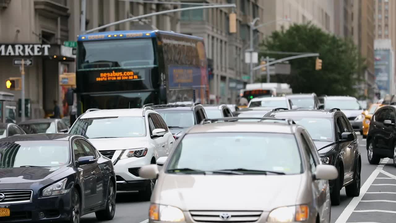 纽约和曼哈顿每日高峰时段的交通状况。卡车，出租车，公共交通，出租车背景视频素材