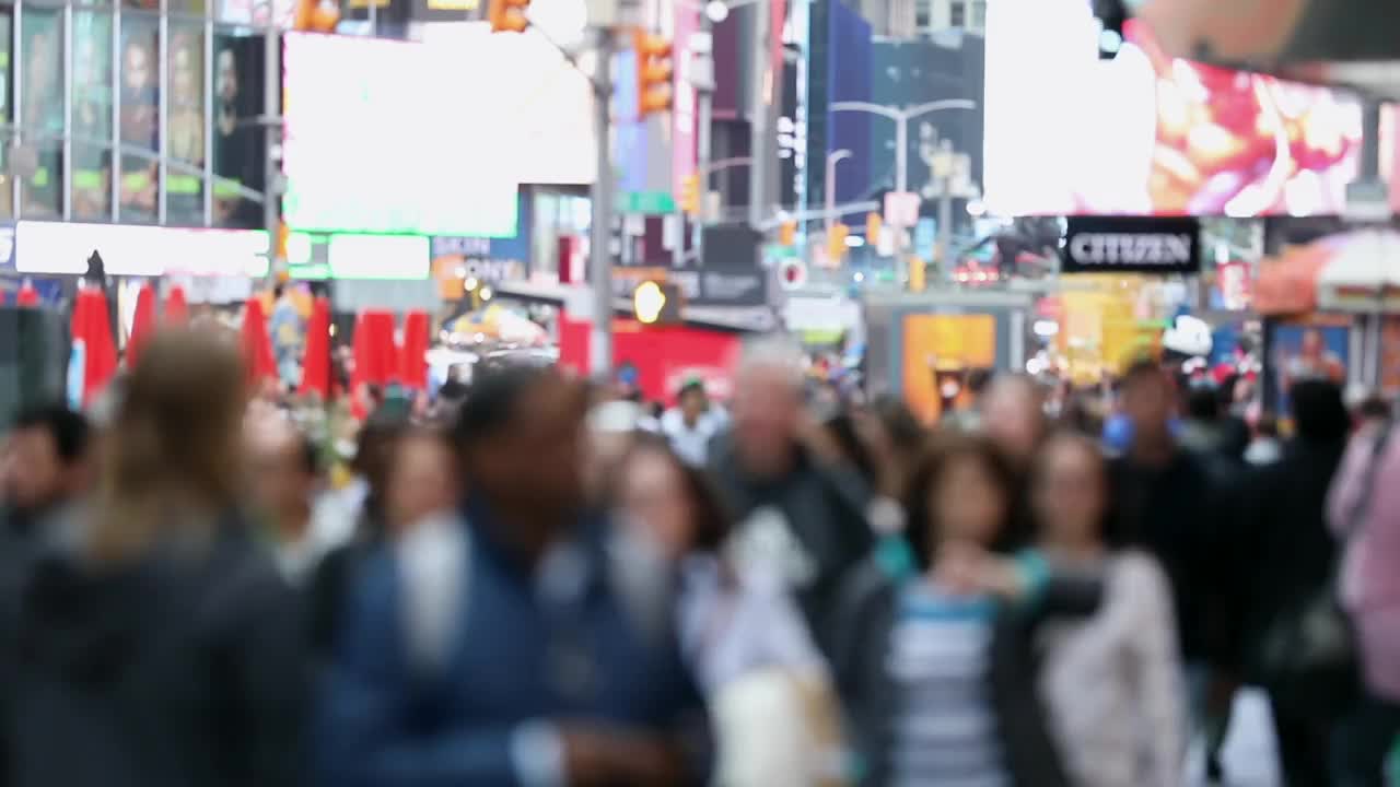 纽约曼哈顿，一群通勤者，一群不认识的游客。第五大道。模糊的背景视频素材