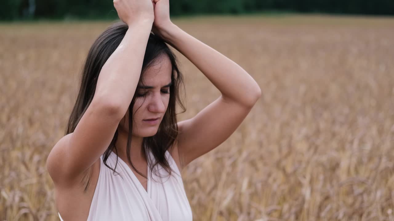 一个疯狂的年轻女人的特写镜头在一个领域大声尖叫与她所有的力量，愤怒，表达愤怒，愤怒和侵略。视频素材