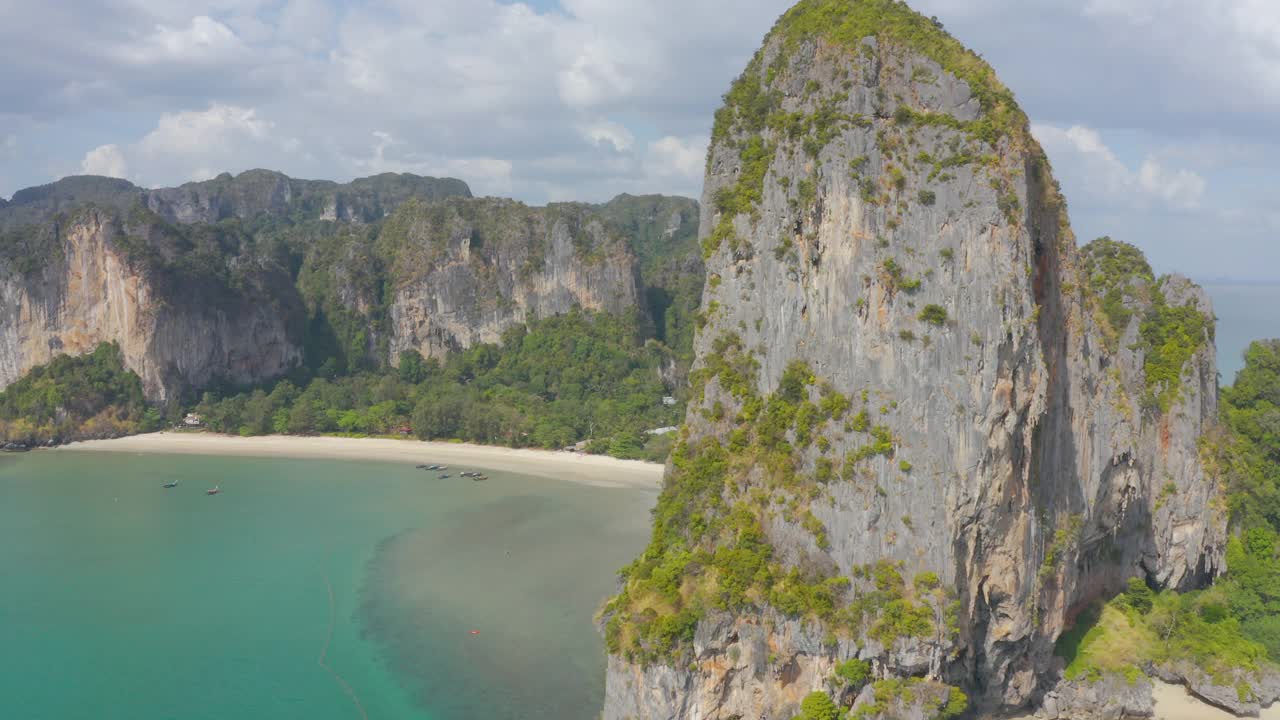 泰国最著名的豪华海滩之一，夏日阳光明媚的甲米，泰国。视频素材