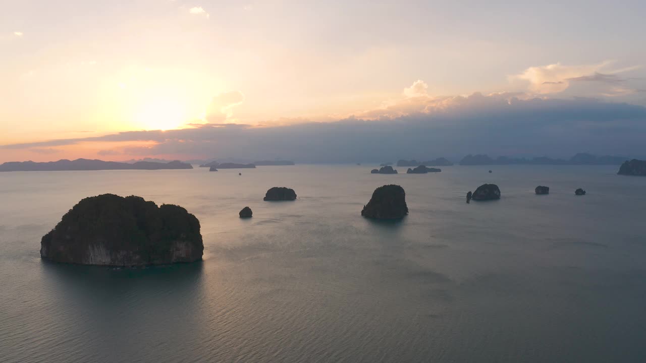 5姐妹岛是位于泰国甲米的安达曼海的一个岛屿，有着美丽的海景和沙滩景色，夏日日落。视频素材