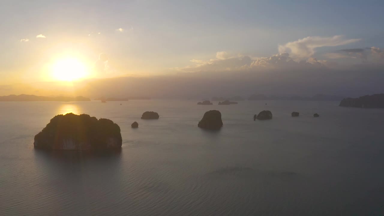 5姐妹岛是位于泰国甲米的安达曼海的一个岛屿，有着美丽的海景和沙滩景色，夏日日落。视频素材