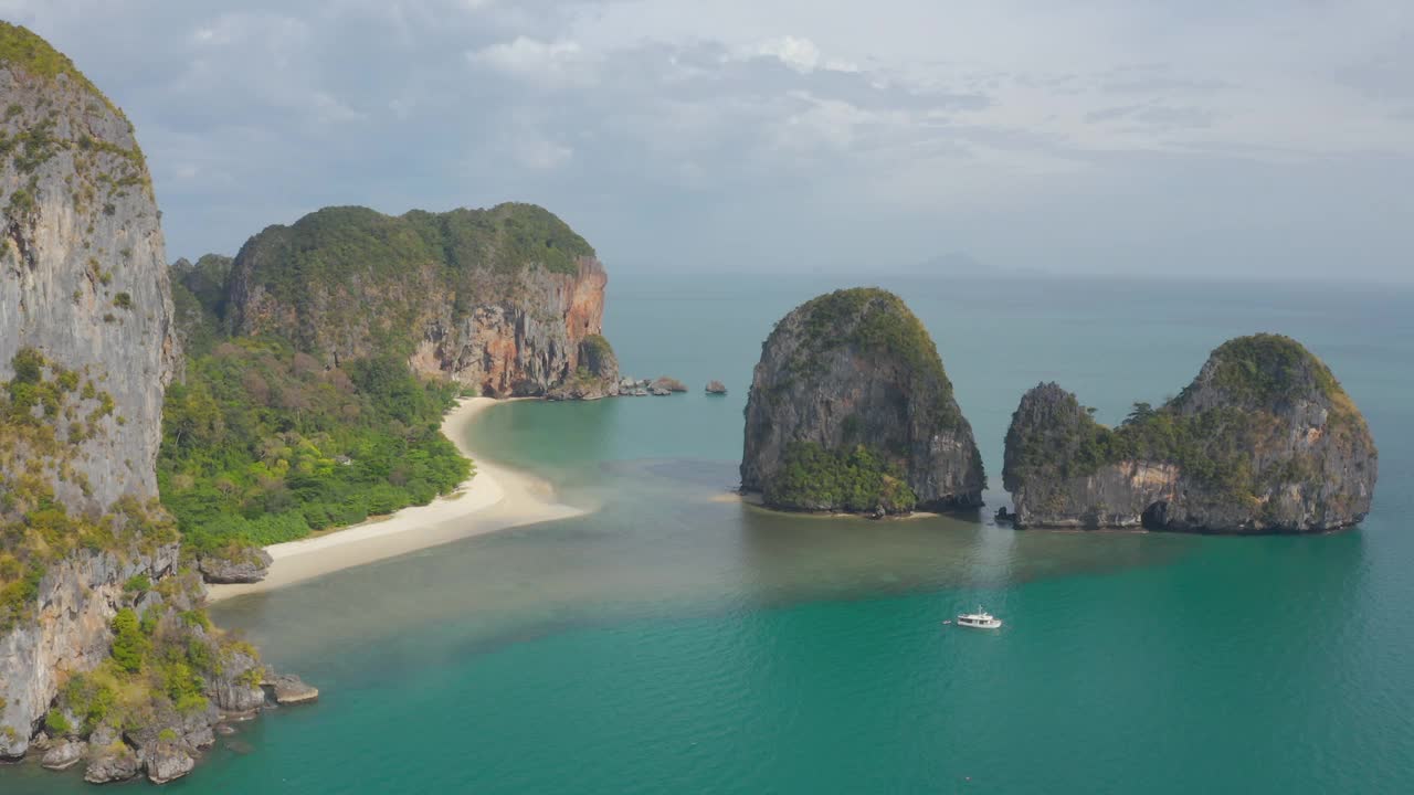 泰国最著名的豪华海滩之一，夏日阳光明媚的甲米，泰国。视频素材