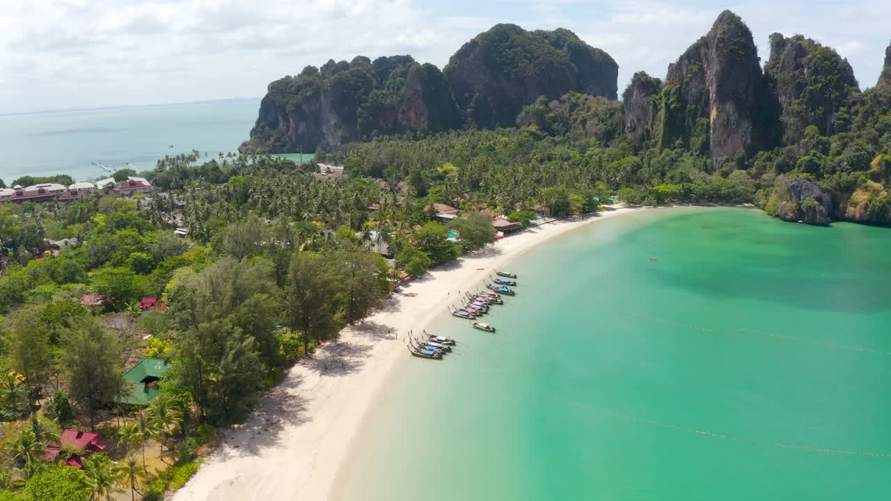 泰国最著名的豪华海滩之一，夏日阳光明媚的甲米，泰国。视频素材