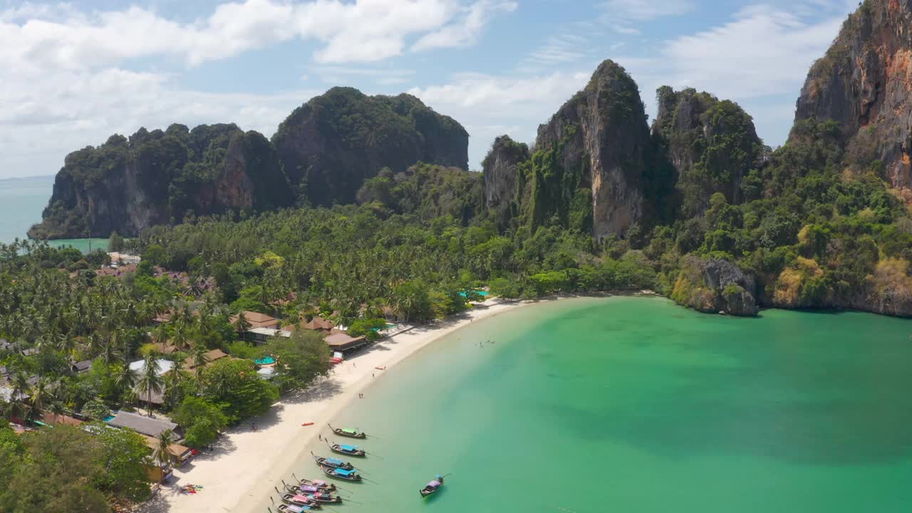 泰国最著名的豪华海滩之一，夏日阳光明媚的甲米，泰国。视频素材