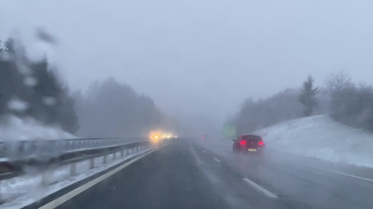 极端天气-高速公路上的暴风雪视频素材