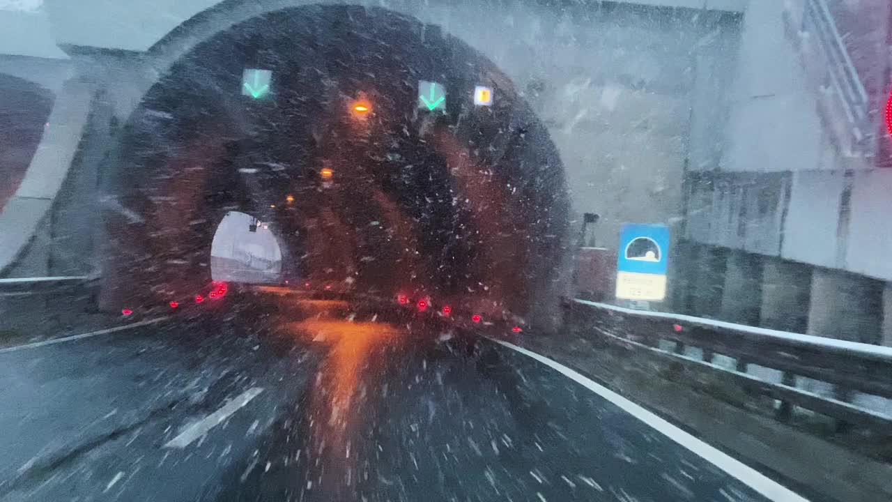 高速公路上的暴风雪视频素材