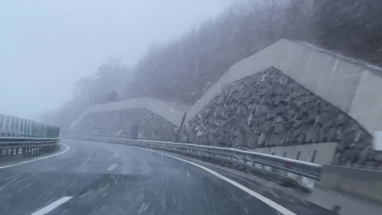 在暴风雪中开车视频素材