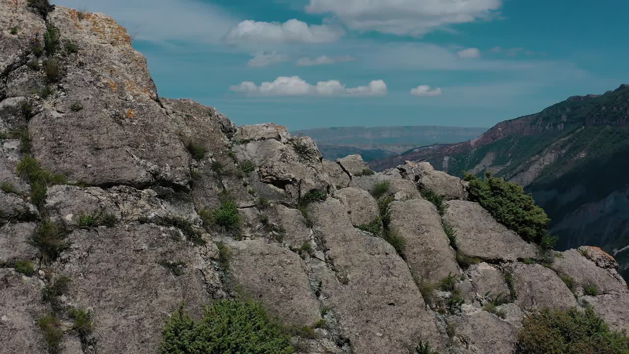 山的风景。一架四轴飞行器拍摄达吉斯坦的风景和自然景观。视频素材