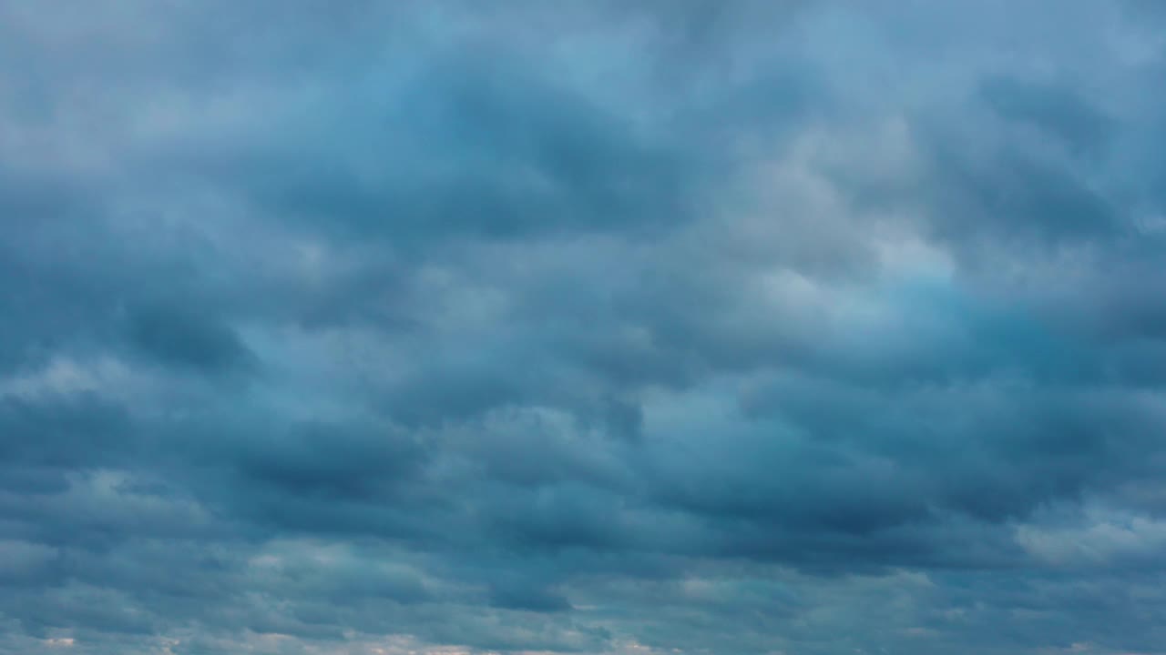 戏剧性的天空和雨云。视频素材