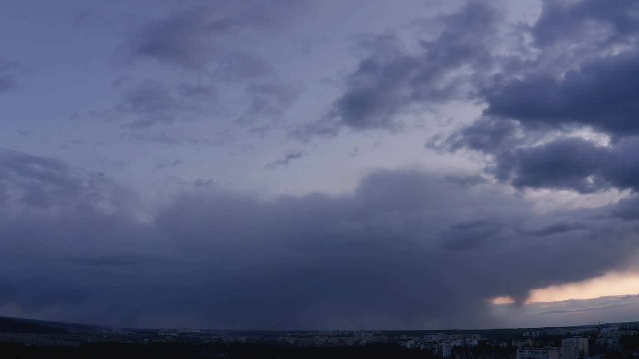 城市日落时戏剧性的多云天空全景。视频素材