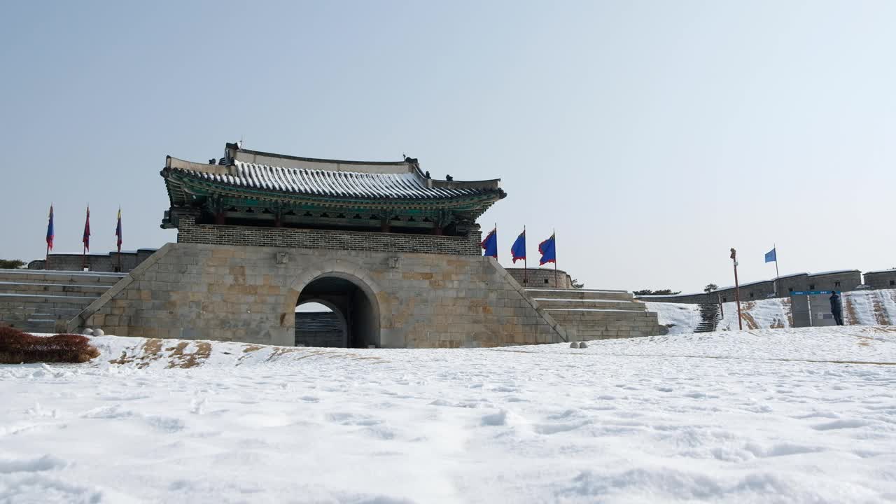 Changnyongmun。冬天，韩国水原的华城要塞东门视频素材