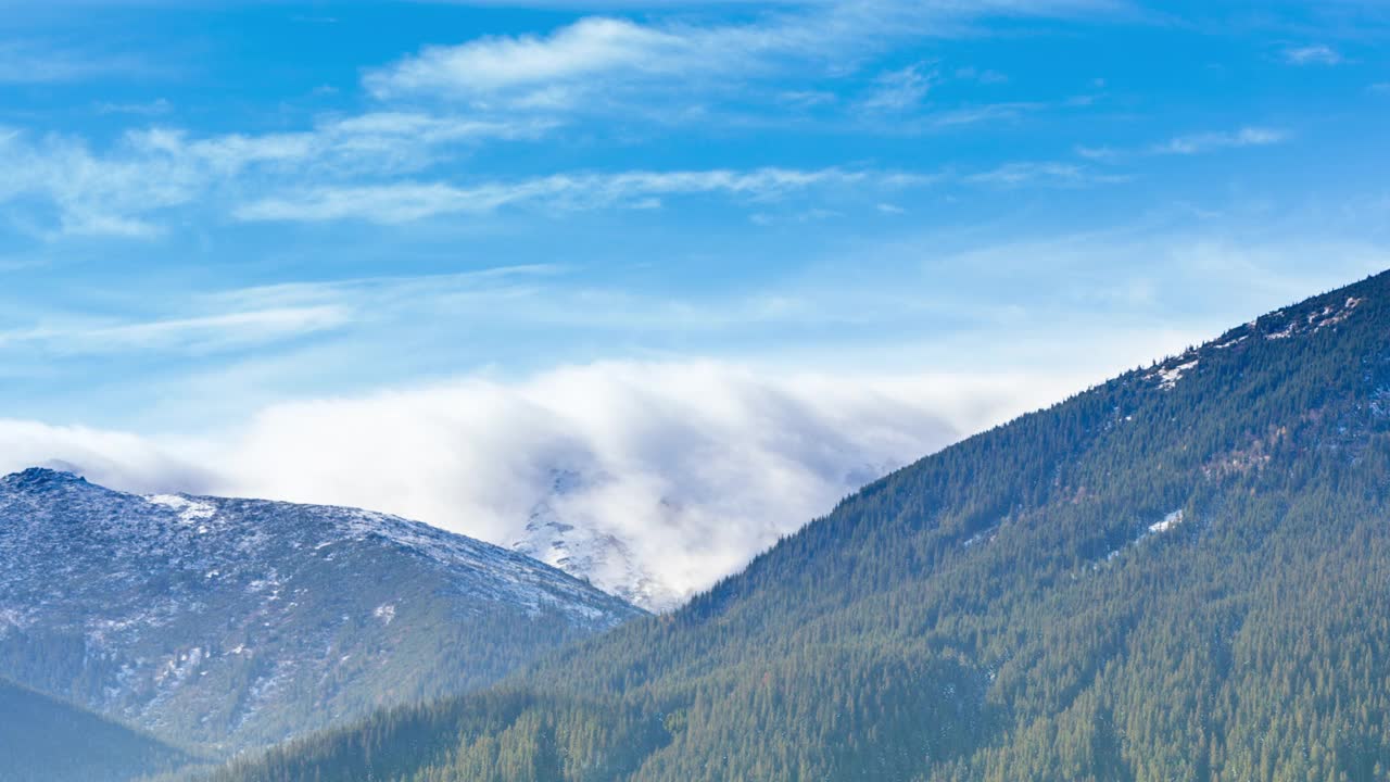 乌克兰,喀尔巴阡山。秋山中晨雾的时间流逝。风景有雪山和流动的雾。视频素材