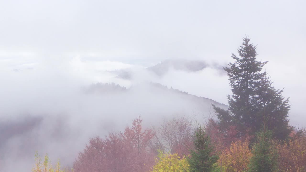 时间流逝。奇异多彩的山景与云。乌克兰,喀尔巴阡山视频素材