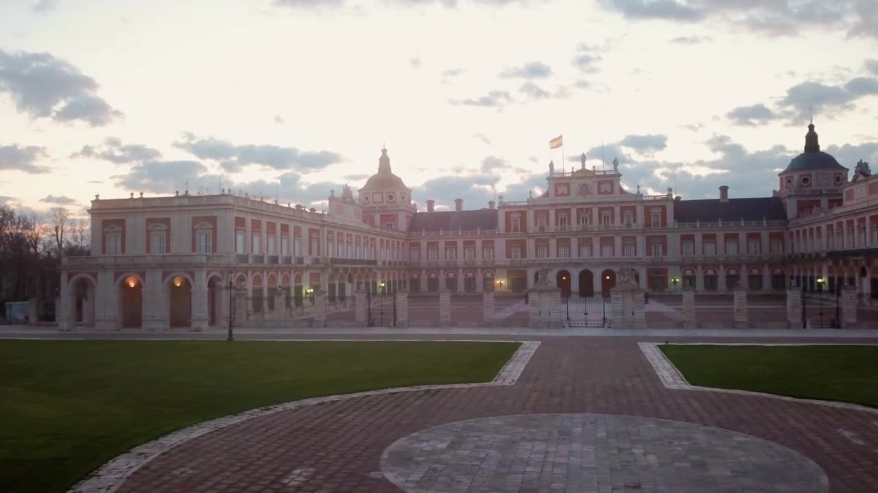 Aranjuez宫殿是西班牙Sommer皇室在马德里的住所。巴洛克洛可可风格的旅游胜地，旅游和参观联合国教科文组织的历史遗迹视频素材