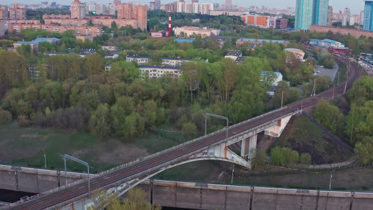 无人机飞下铁路桥，用飞机飞到河边视频素材