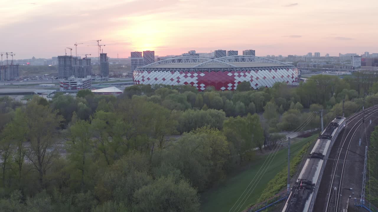 无人机飞下铁路桥，用飞机飞到河边视频素材