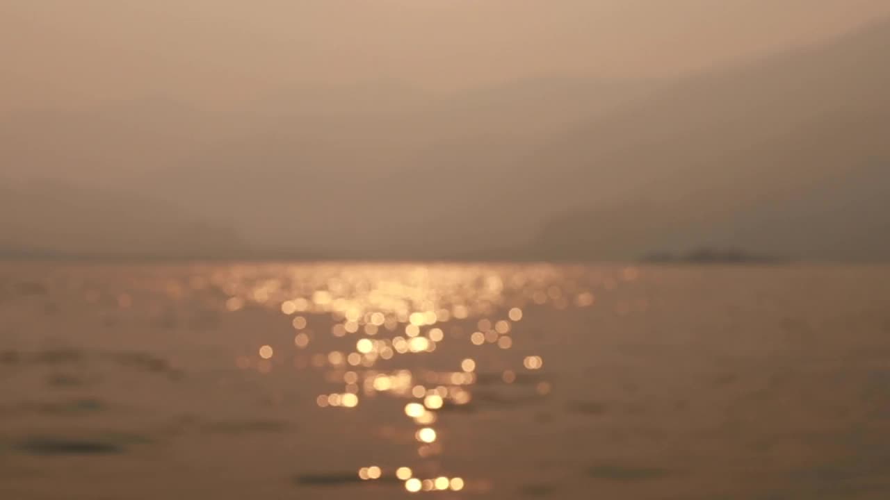 海洋海滩日出海滩上的海浪水的质地美丽的日落大海视频素材