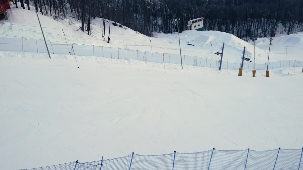 在河边有一个脚的滑雪坡道，俯视图视频素材