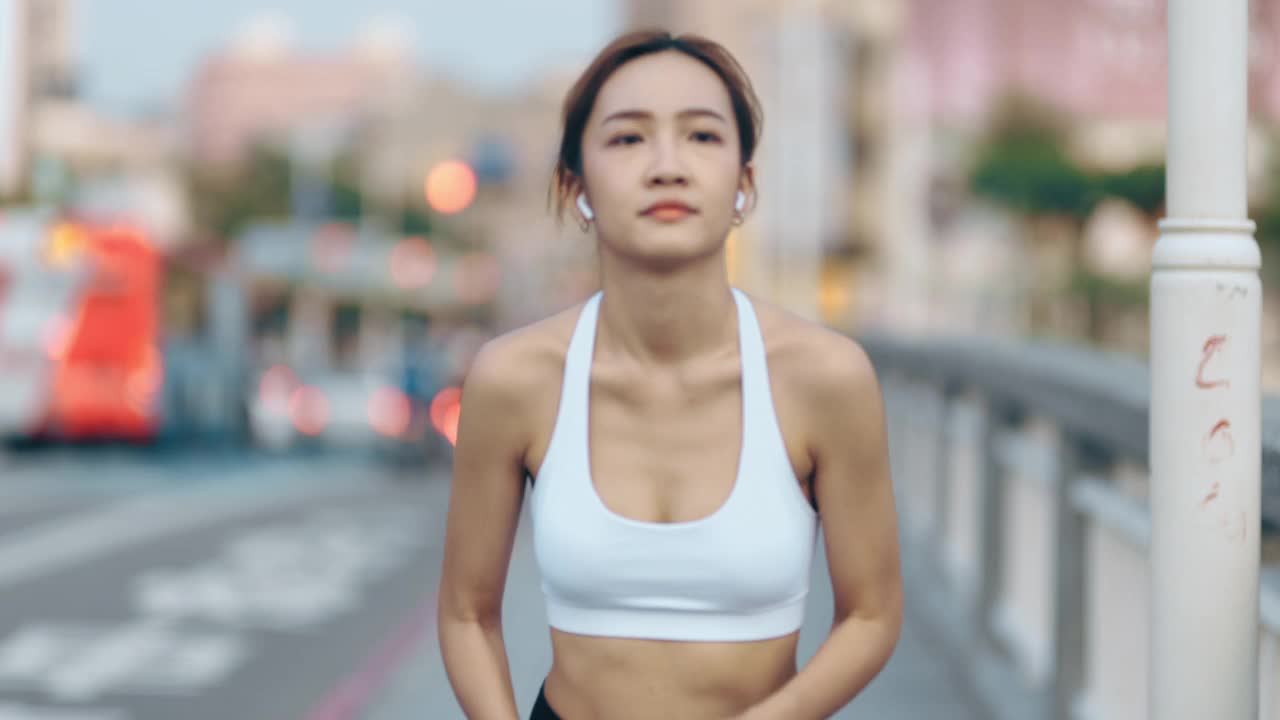 年轻女子在城市公园路上慢跑视频素材