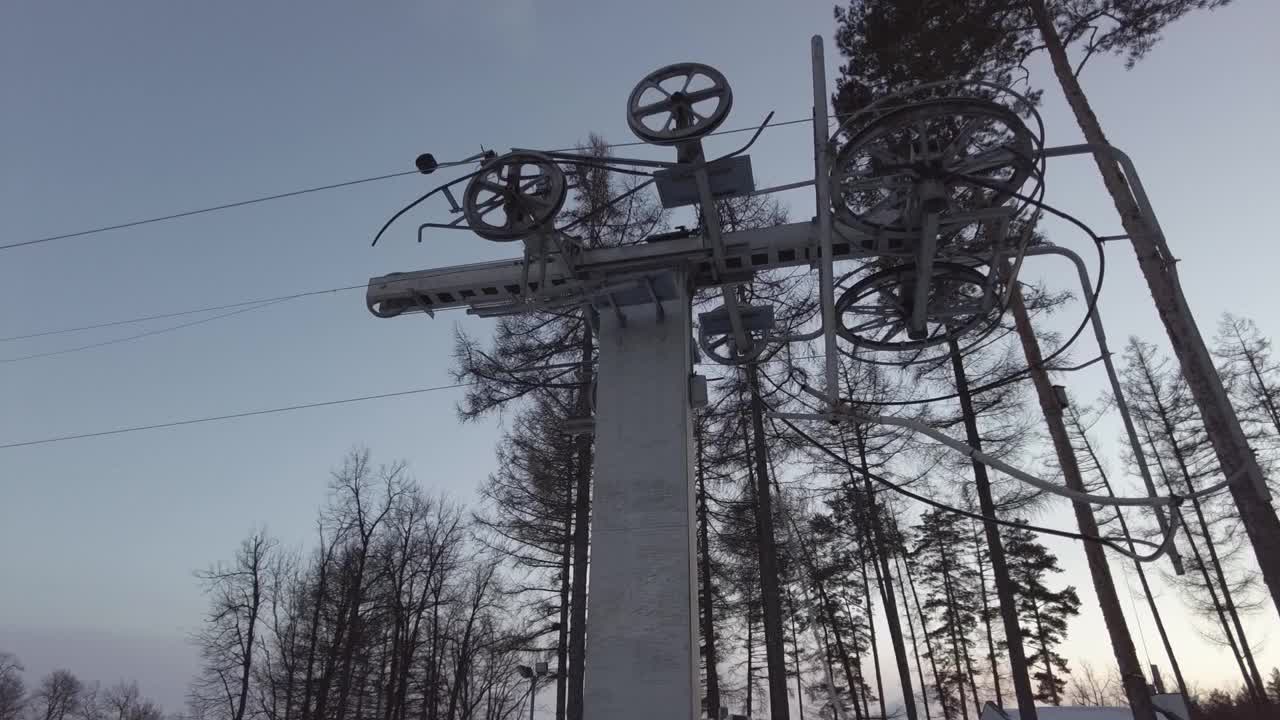 滑雪场。电梯支撑的视图视频素材