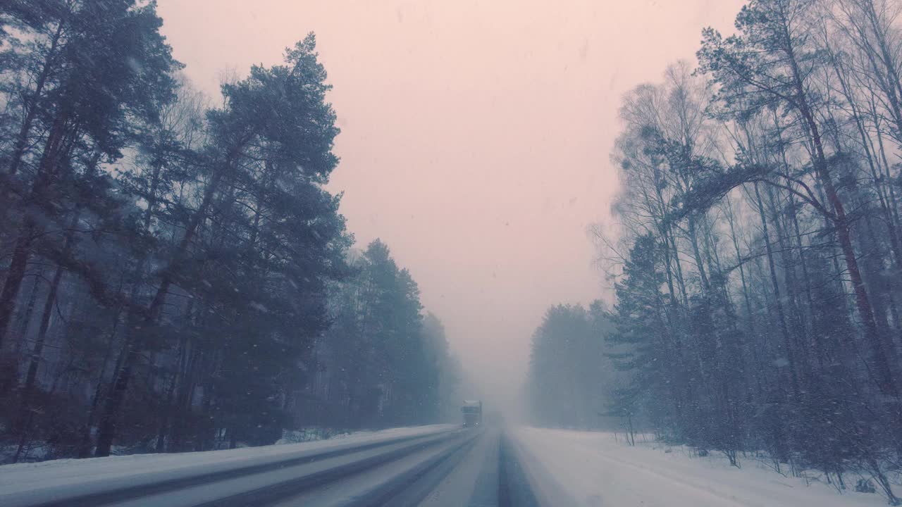 在下雪的雪地上开车视频素材