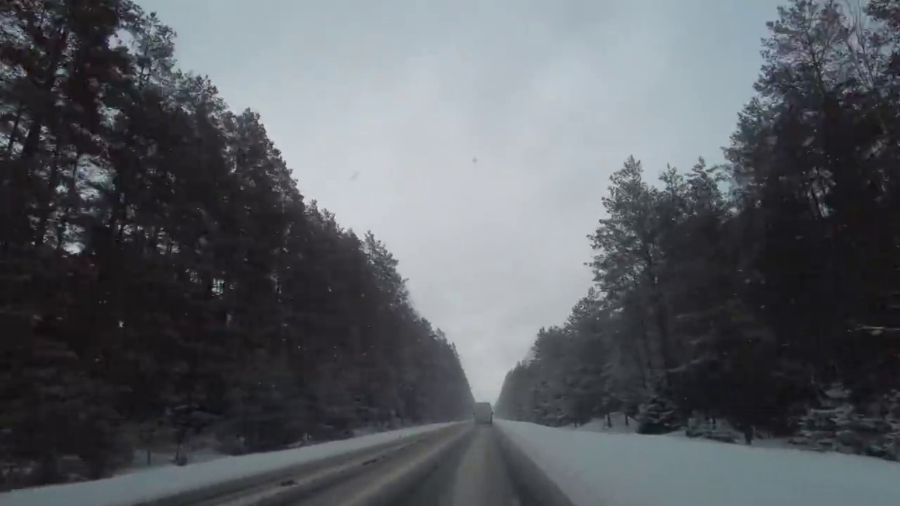 在下雪的雪地上开车视频素材