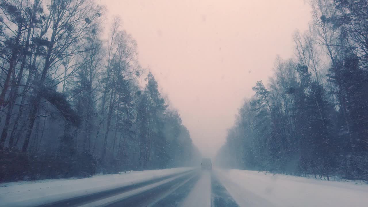 在下雪的雪地上开车视频素材