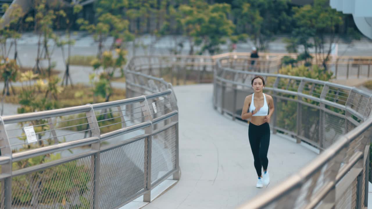 年轻女子在城市公园路上慢跑视频素材