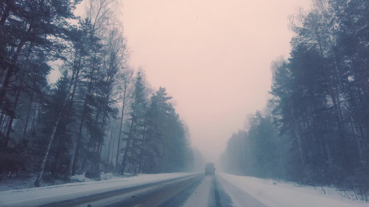 在下雪的雪地上开车视频素材