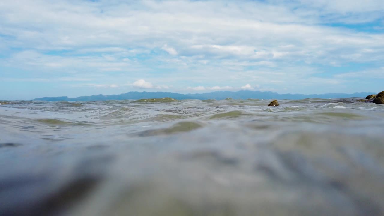 海浪和波浪。热带景观视频素材