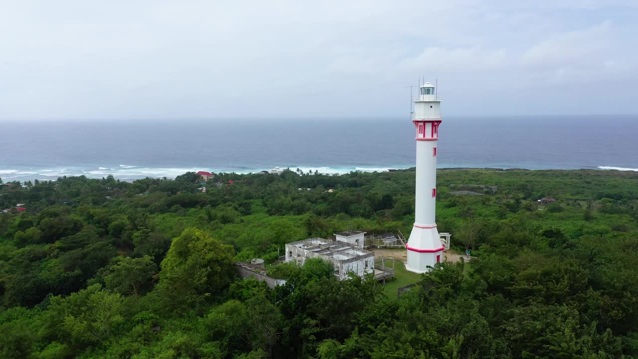 热带岛屿上的灯塔，俯视图。有热带雨林的海岸。菲律宾吕宋岛岛,视频素材