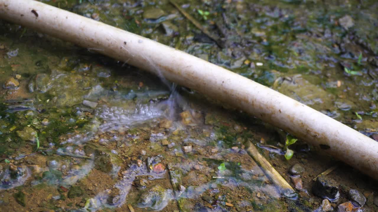 漏水的管道。视频下载