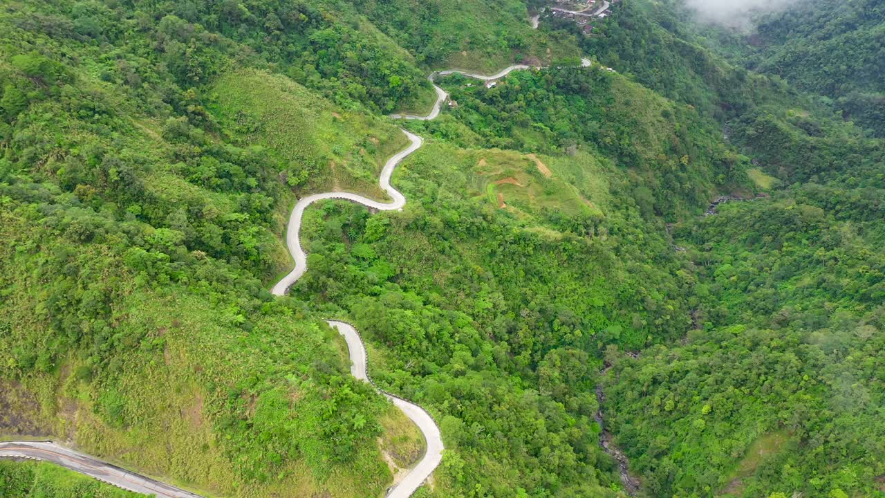 菲律宾吕宋岛的科迪勒拉山脉鸟瞰图。山被雨林和道路覆盖视频素材