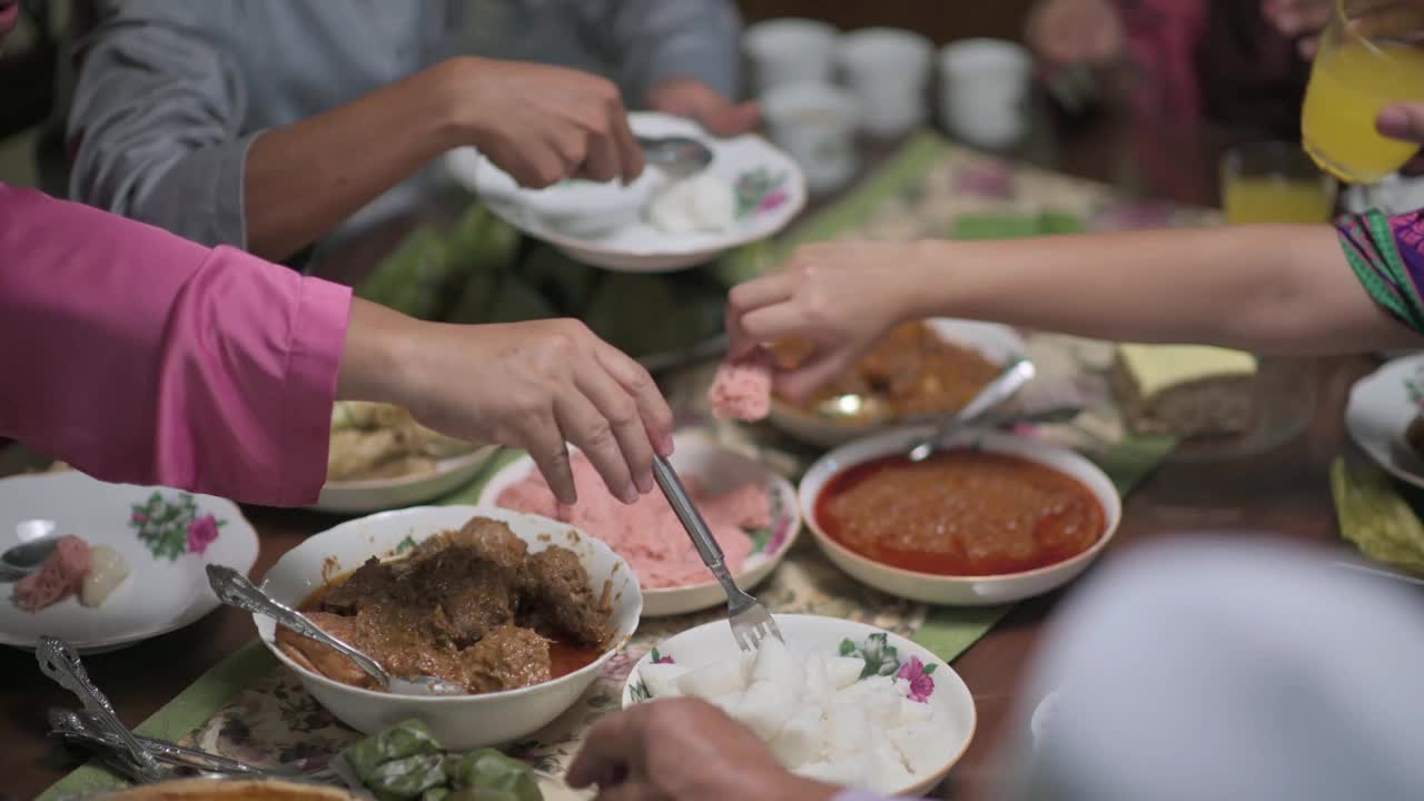 高角马来西亚马来家庭在家里吃家庭团圆饭什锦马来食物庆祝开斋节视频素材