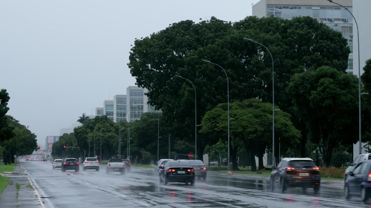 汽车在雨天行驶在巴西DF Brasília纪念性轴线N1公路上视频素材