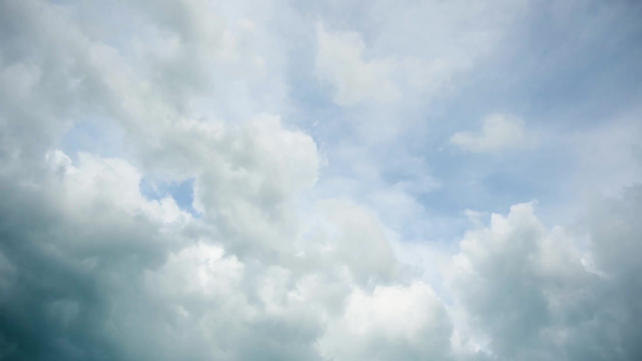 天空中的云随着时间慢慢移动，时光流逝。视频下载