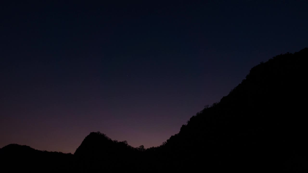 时间流逝的日出高登山冒险高山在清晨日出的景色，美丽和惊人的自然户外景观在暑假徒步旅行视频素材