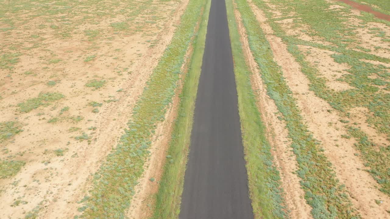 4k分辨率的无人机视频在漫长的道路，绿色的牧场，澳大利亚内陆视频下载