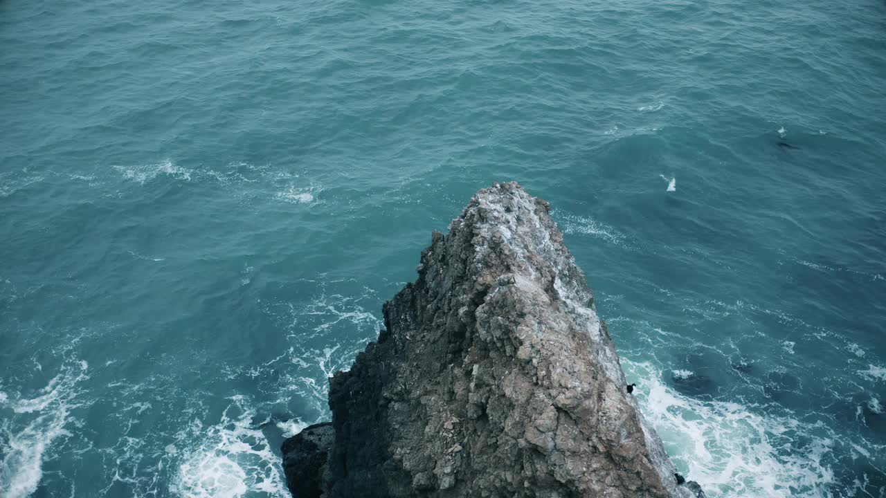 太平洋海岸悬崖的鸟瞰图视频素材