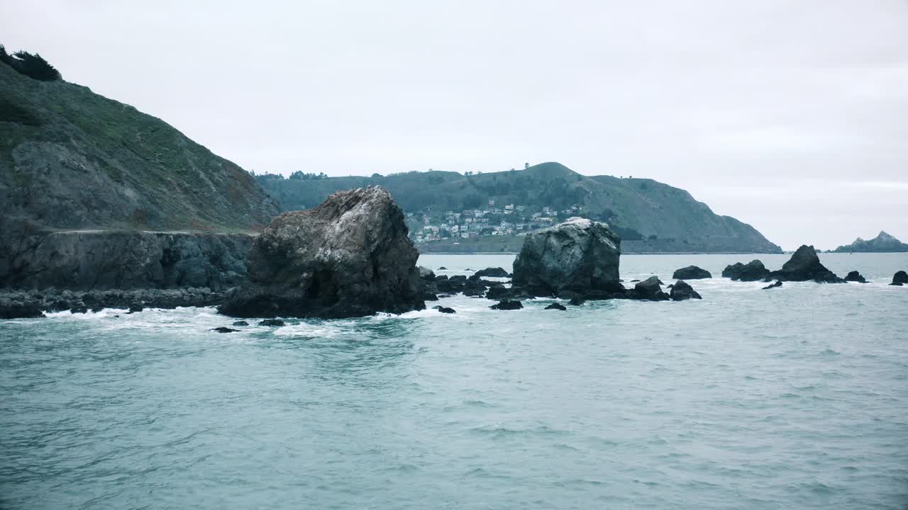 太平洋海岸悬崖的鸟瞰图视频素材